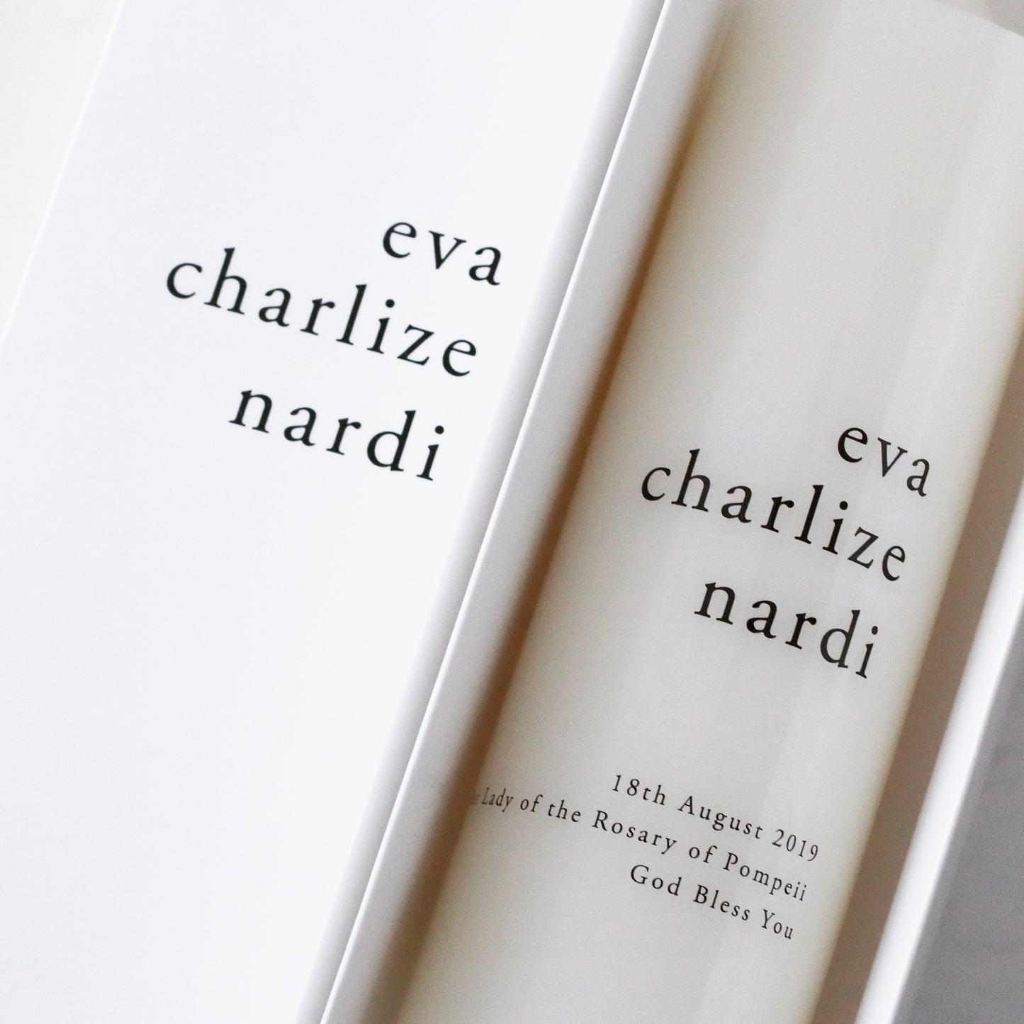 Our Minimalist Candle comes with an optional personalised display box, made to match the candle.