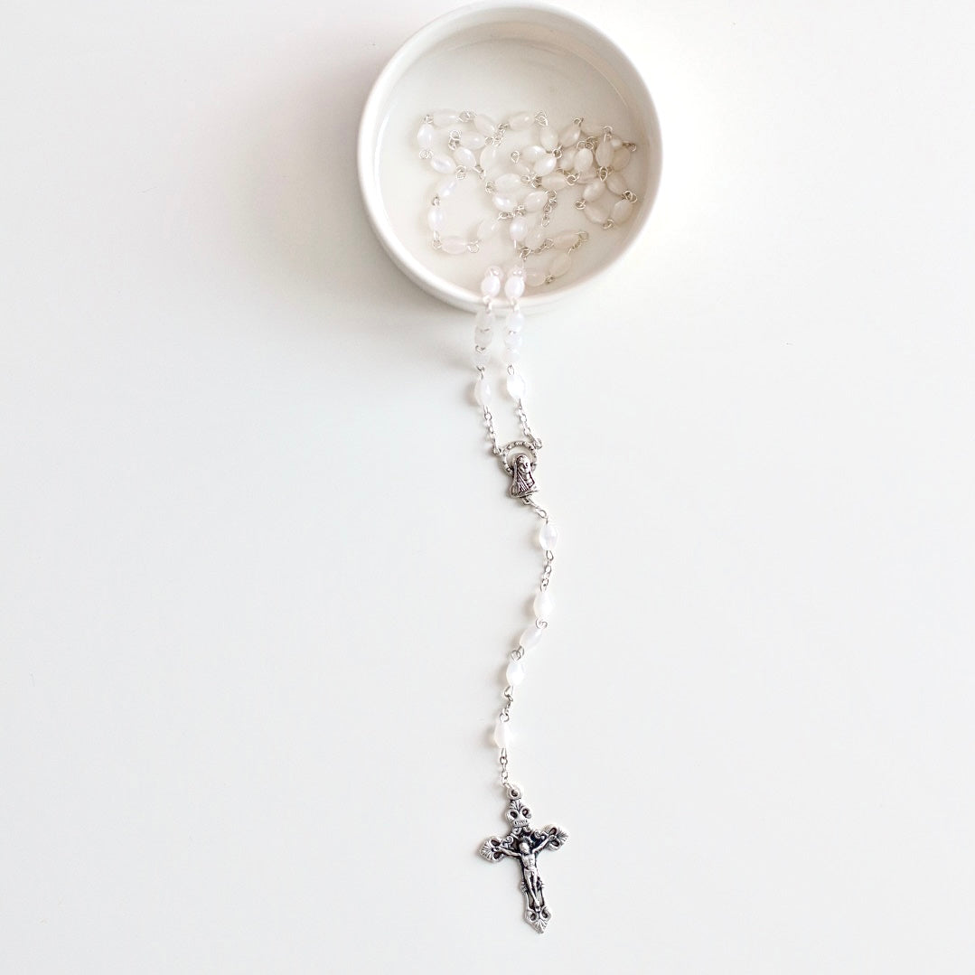 Teardrop Rosary w/ Silver Hardware with the option to add a ceramic trinket or a clear trinket box. The Ceramic trinket added is a small trinket diameter 8cm